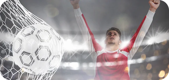 Un joueur de football en maillot rouge et white lève les bras au ciel pour célébrer un but, avec un ballon de football dans les filets en surimpression